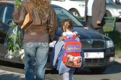 Droguri ascunse în ghiozdanul unei fetițe