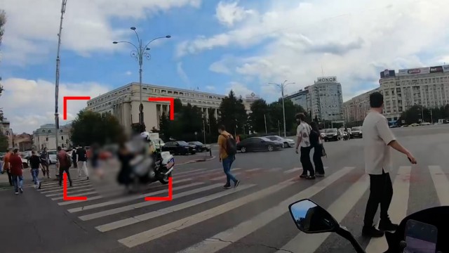 Polițist pe motocicletă, accident pe trecere