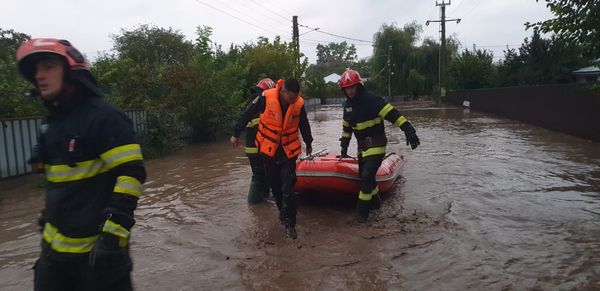 Prăpăd în Galați. Evacuați cu sutele, locuinţe inundate, drumuri blocate