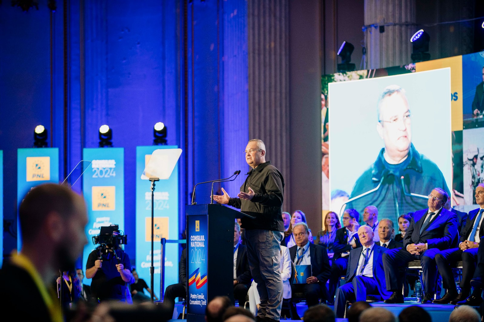 Candidații la prezidențiale se aruncă-n FB