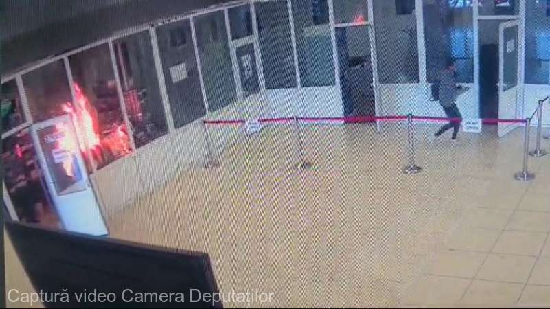 (VIDEO) A dat foc în Palatul Parlamentului