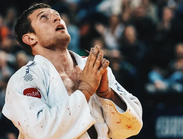 Suspendat cinci luni pentru că și-a făcut semnul crucii!