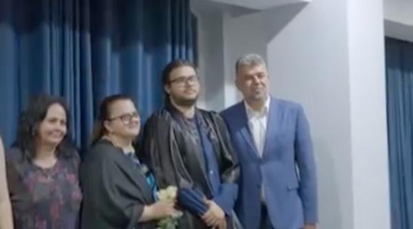 Ciolacu, alături de soție și „cel mai extraordinar fiu”. Premierul a lipsit de la o întâlnire importantă legată de inundații