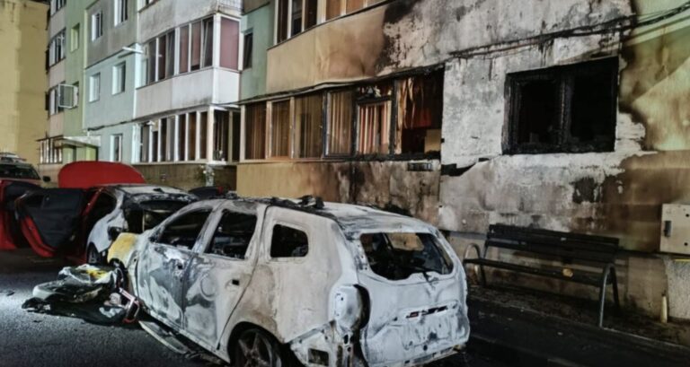 Incendiul din fața blocului. Trei mașini au luat foc