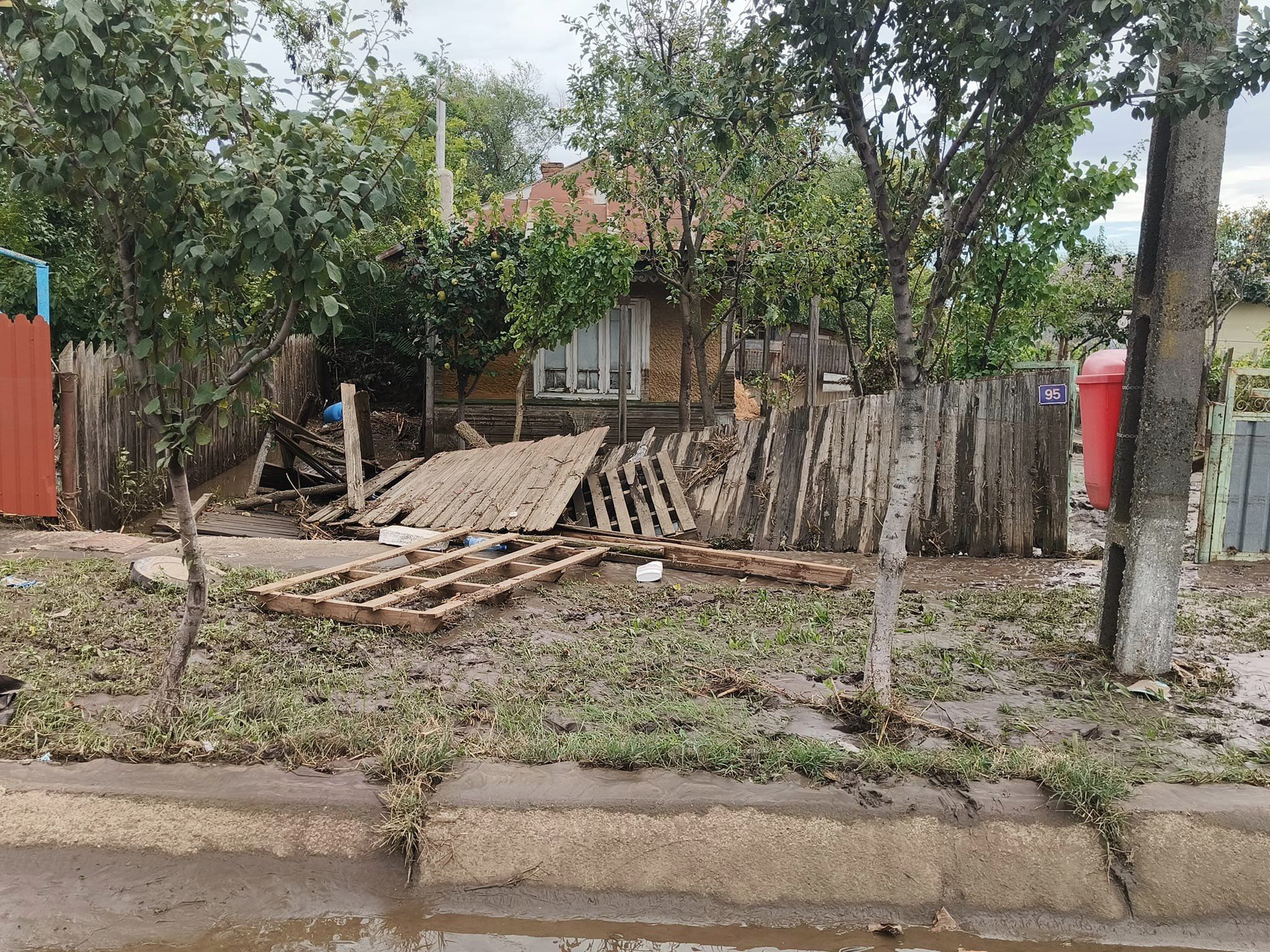 Zeci de școli închise de alertele de vreme