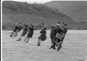 Școala era singurul pod care îi ținea agățați de viitor