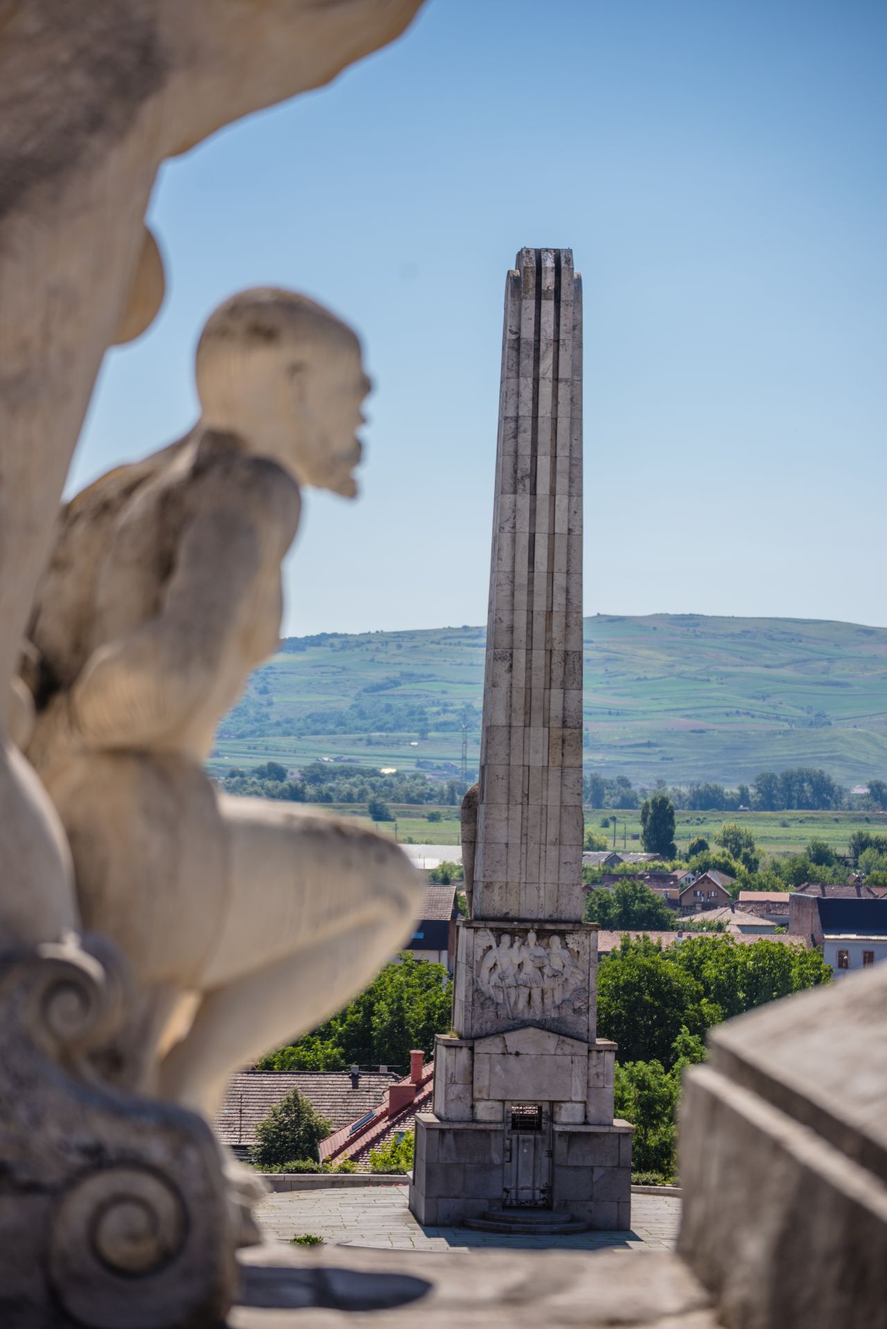 Cel mai vizitat şi fotografiat obiectiv din Alba Iulia  se înclină
