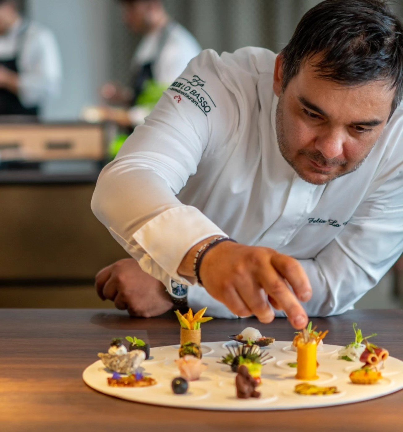 Celebrul chef italian Felix Lo Basso, premiat cu o stea Michelin, vine în România pentru „Azuga Under the Stars”