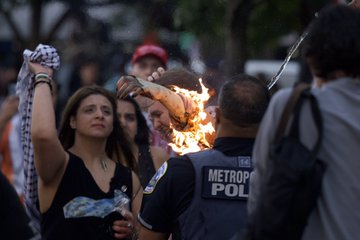 Un jurnalist și-a dat foc în fața Casei Albe