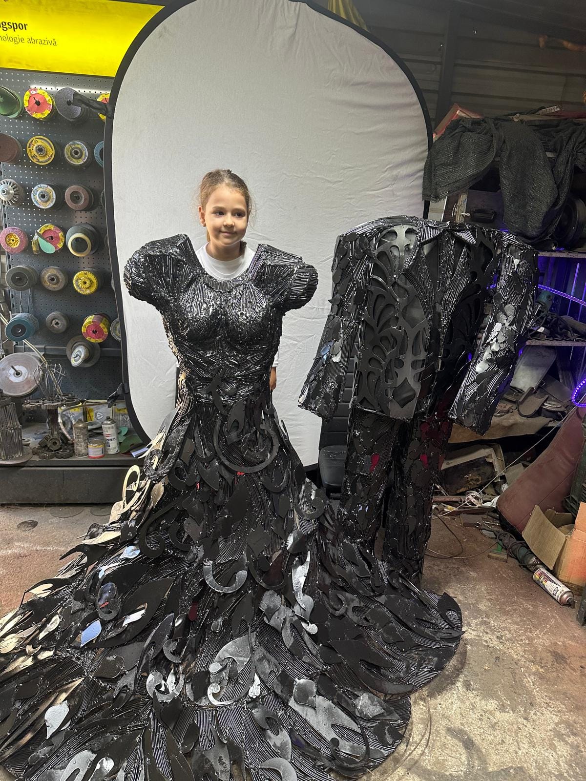 Rochia din oţel. Despre o întâlnire emoţionantă în viitor