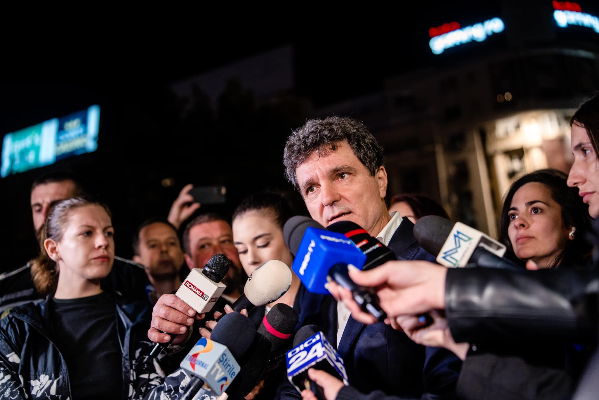 Dedicație pentru preşedinte: Nicuşor ieşi de sub pat/ Ionel a decedat