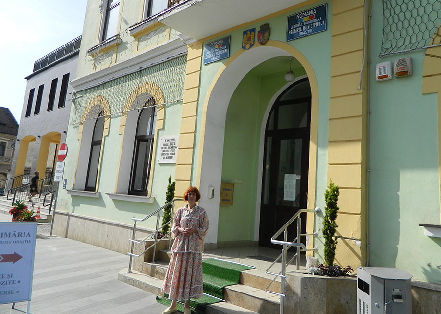 De 140 de zile, Cristina Orghici protestează în fața primăriei