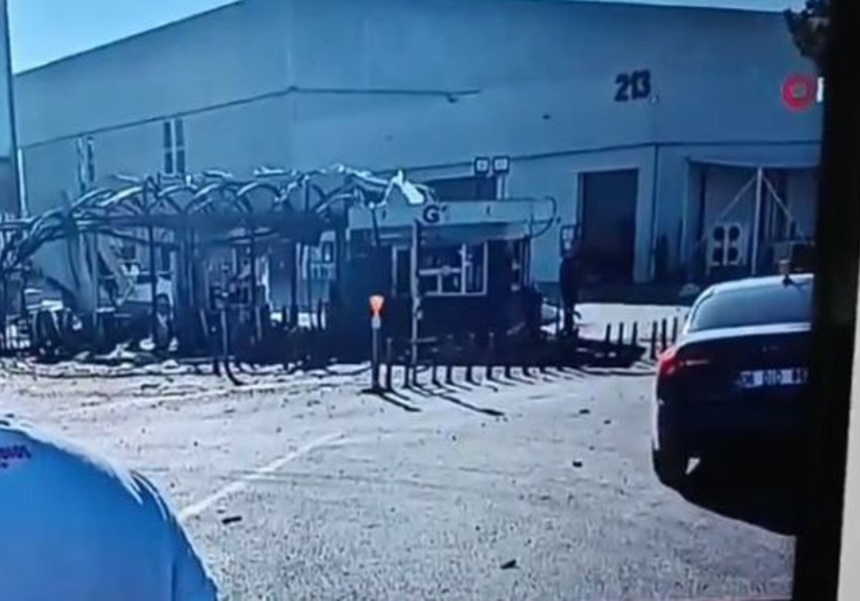 (VIDEO) Atac terorist la o uzină militară din Turcia. Imagini cu agresorii