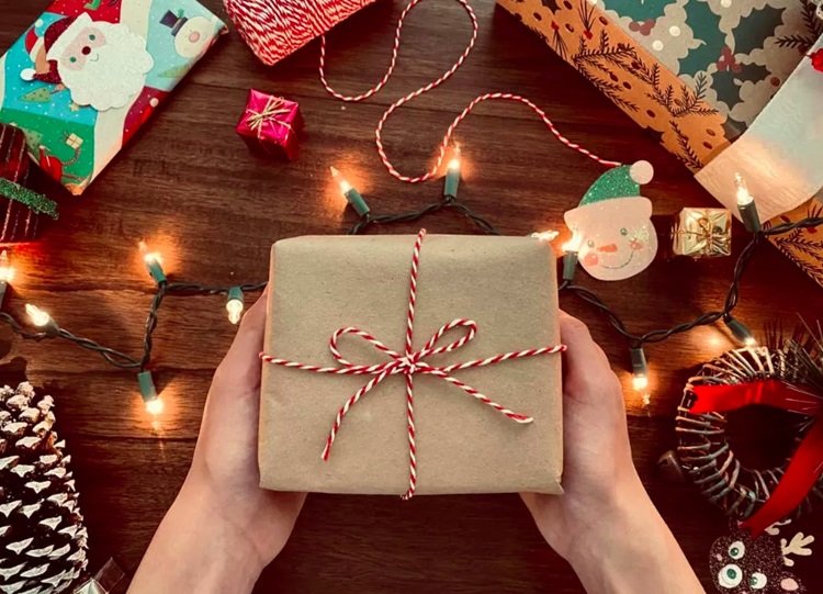 Idei de cadouri pentru Sărbători: surprinde cu daruri simple, dar elegante