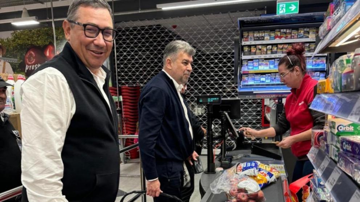 În jurul unei poze. ”Victoraș, ai tupeu de când mănânci pufuleți”!