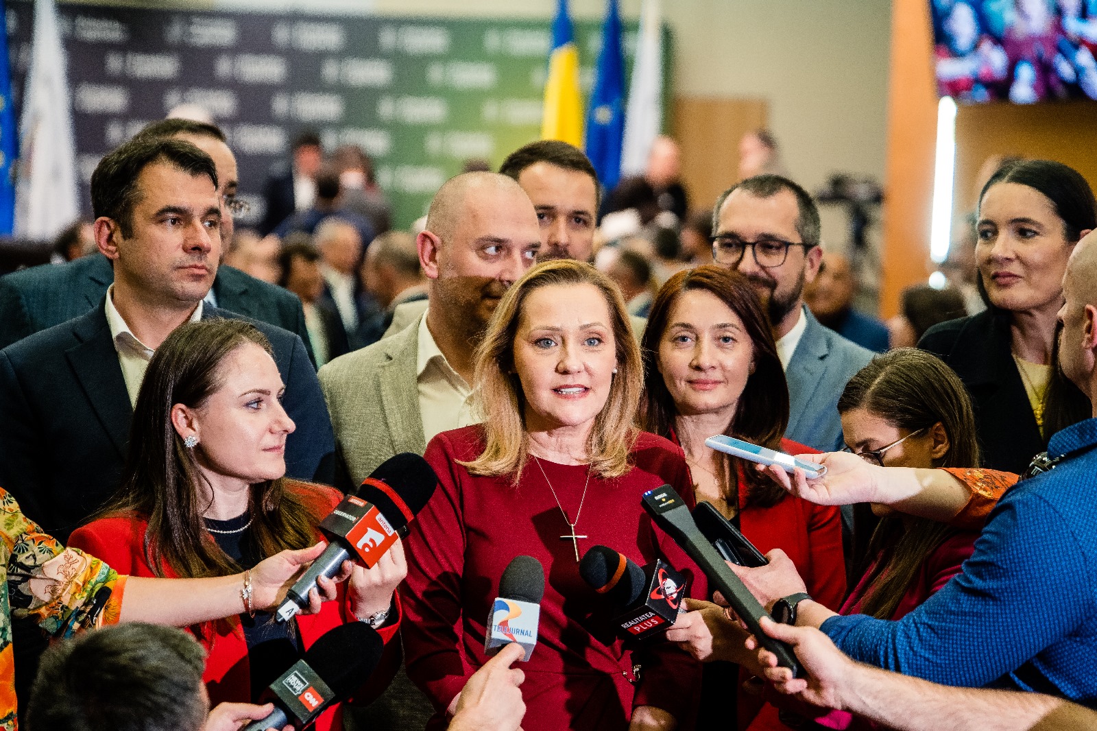 BREAKING A prins-o pe Elena Lasconi cu troli