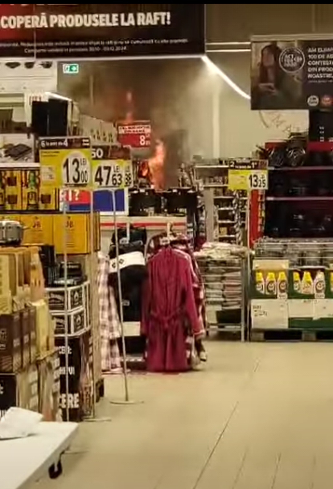 Mall evacuat după ce un copil a provocat un incendiu