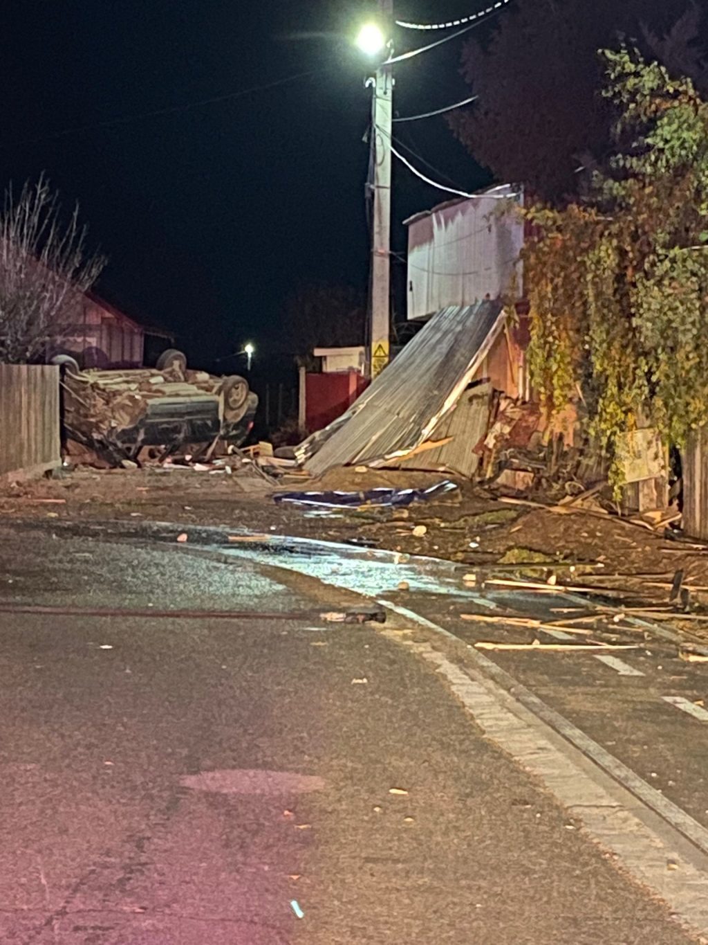 O mașină a făcut prăpăd în rețeaua de gaz: Pasagerii s-au făcut nevăzuți