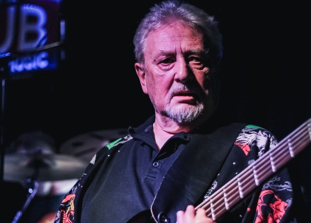 Exclusivitate. 55 de ani de muzică și muzichie pentru basistul de aur al grupului Phoenix