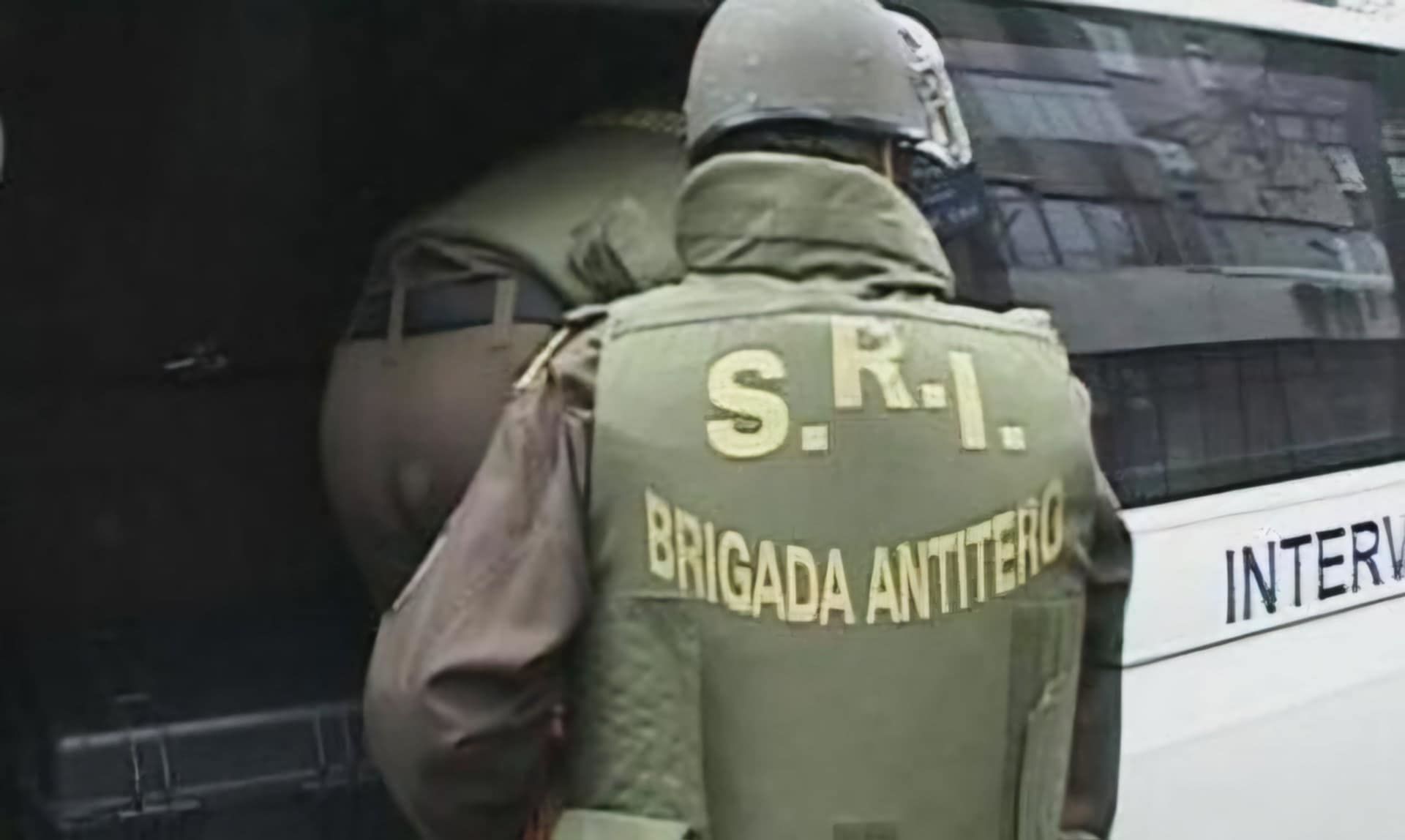 O geantă cu PET-uri i-a pus pe jar pe pirotehniști