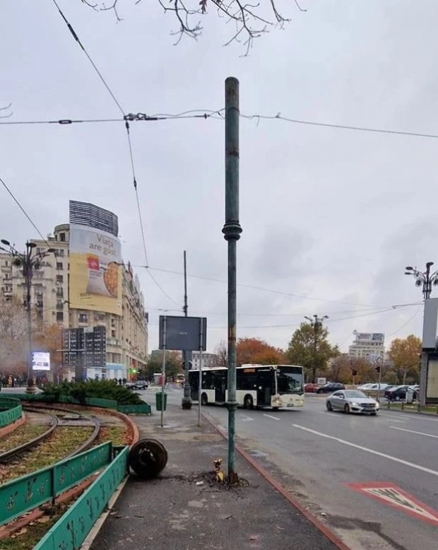 Ce s-a întâmplat cu stâlpul căzut peste tramvai