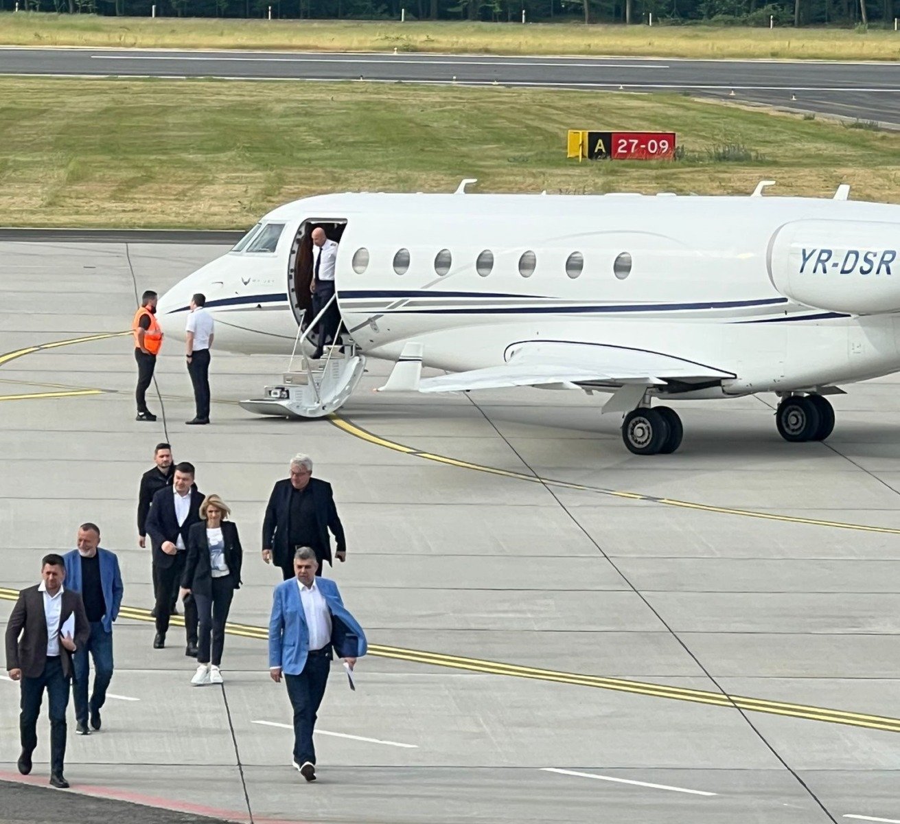 Priviţi aceste imagini. Ciolacu a zburat cu avion de fiţe și prin România