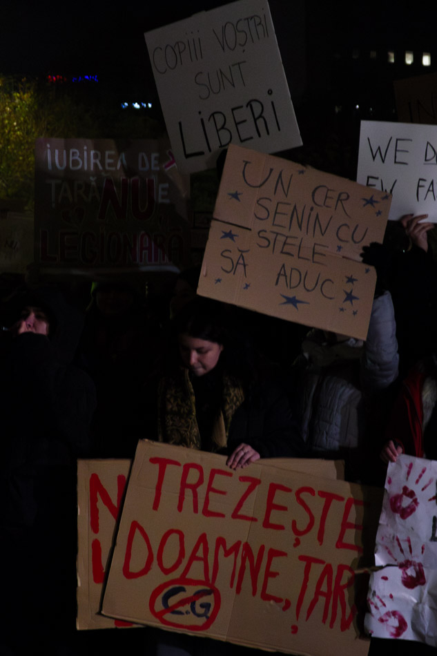 (Fotoreportaj) Pro și anti Călin Georgescu. Universitate versus Victoriei