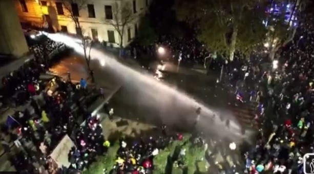 Nebunie în Georgia. Un fost fotbalist, numit preşedinte, dar actuala preşedintă nu renunţă