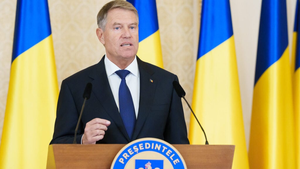 Iohannis se chinuie s-o scoată la vopsea