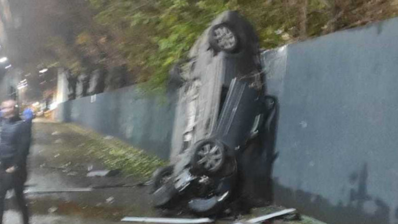 Accident la mall. ”A căzut cu maşina de la etajul 2”