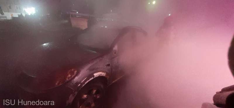 Două maşini au ars într-o parcare din oraşul Vulcan