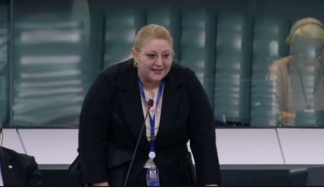 Șoșoacă reacționează. „Cu ce să mă ia, cu macaraua? Vin cu tancul la Parchet”