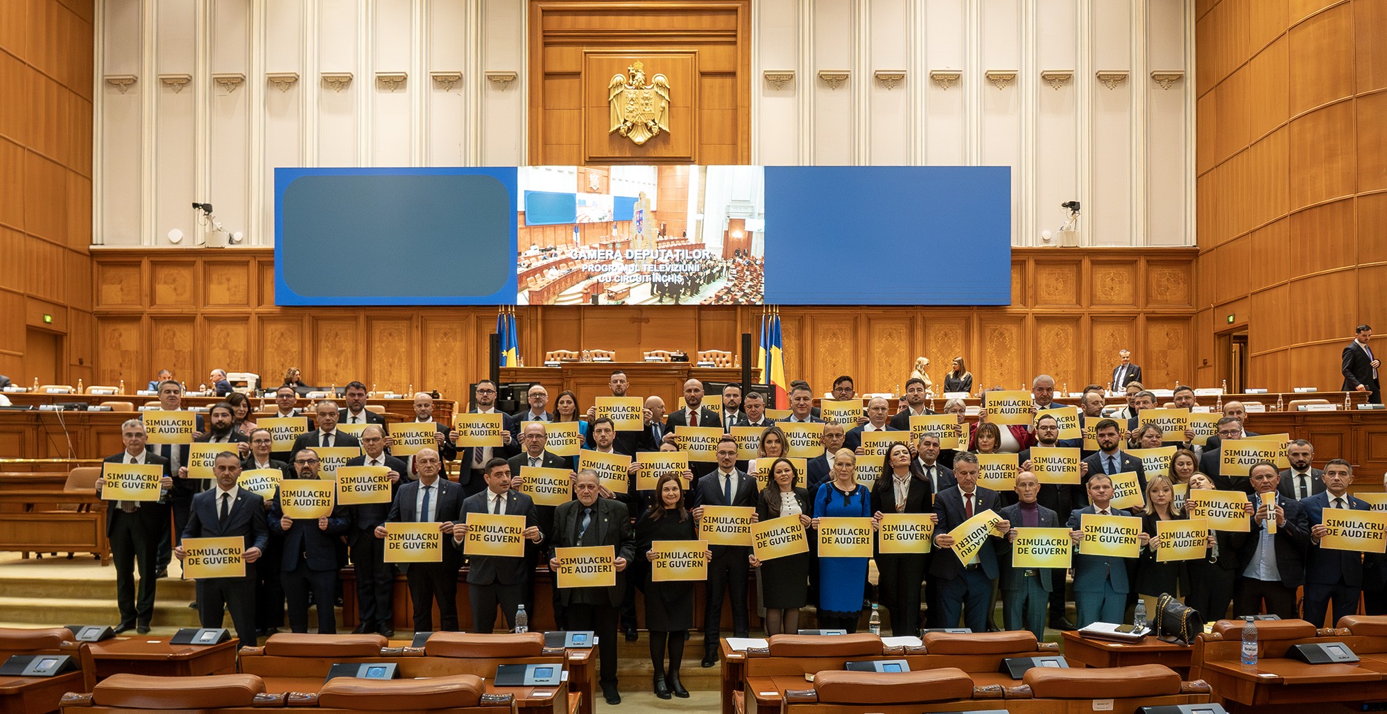 Protest AUR în Parlament: „Simulacru de audieri! Simulacru de Guvern!”