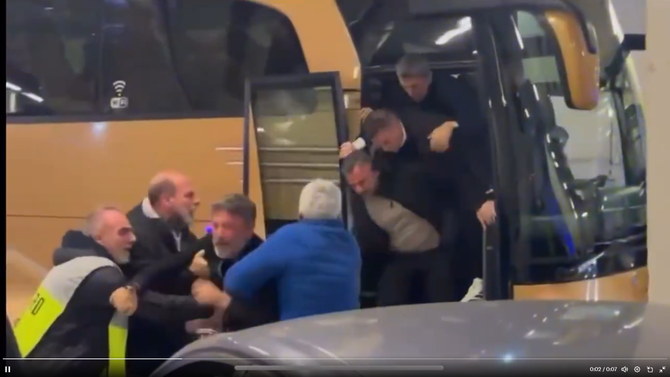 Răzvan Lucescu, acuzat că ar fi lovit un suporter al lui AEK