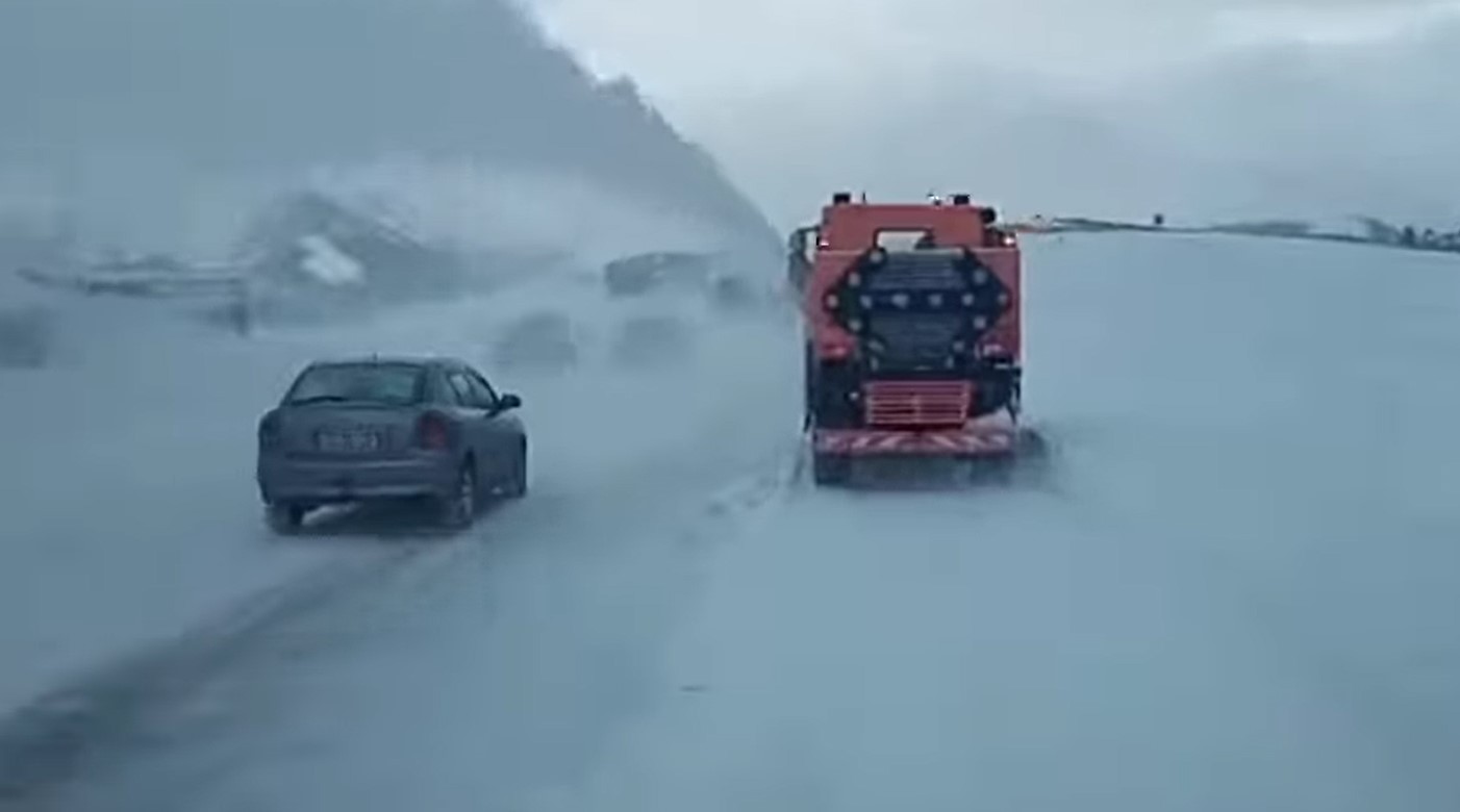 Drumuri acoperite de zăpadă (video)