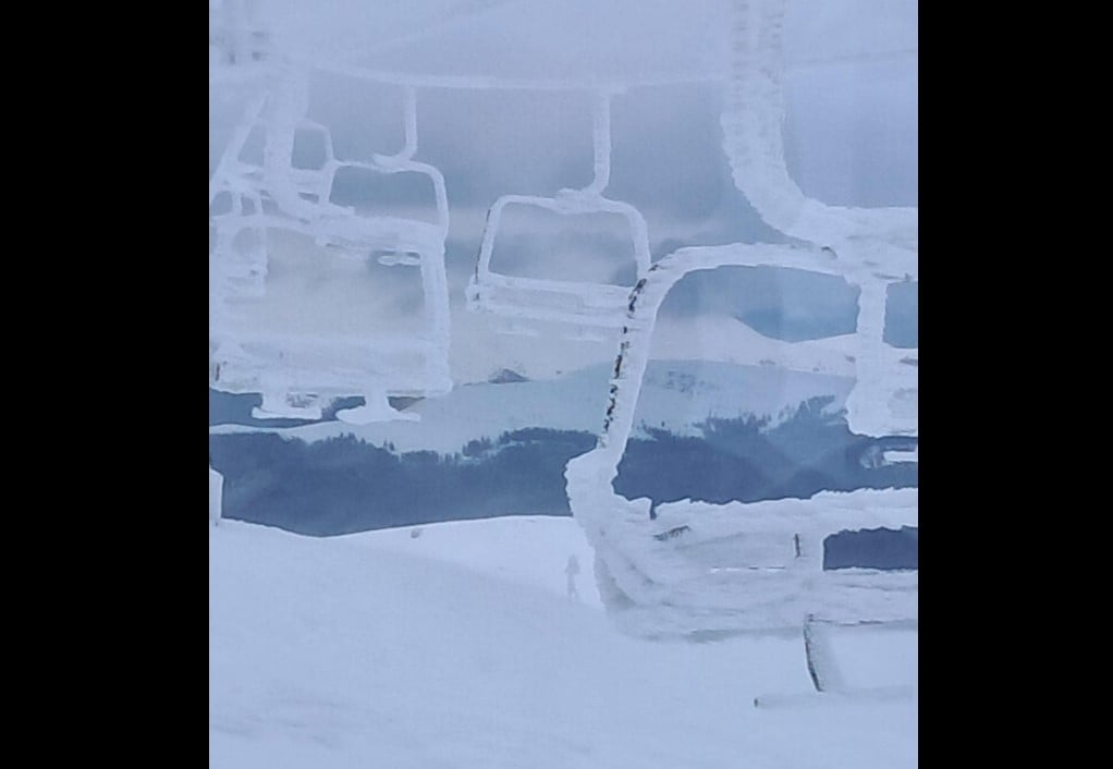 Viscol și pârtii închise