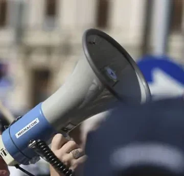 (VIDEO) Protest la Guvern. Ordonanţa-trenuleţ i-a scos în stradă