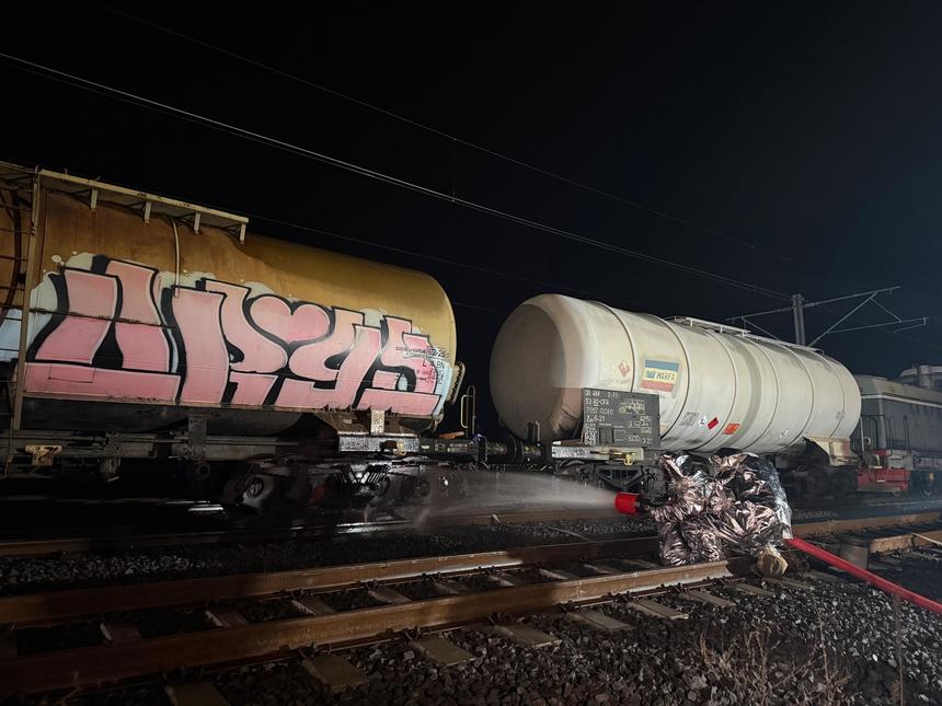 Scurgeri de benzină. Imagini de la intervenţia din Mureş