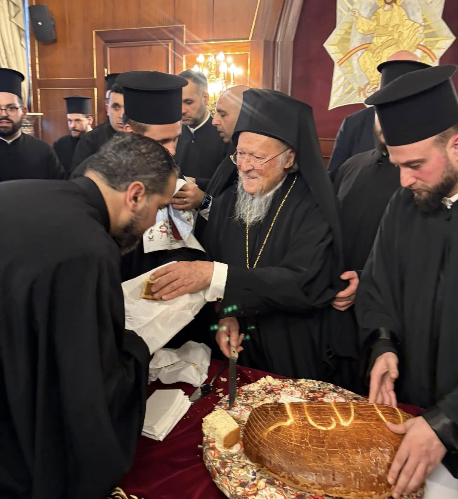 Megaobrazul pălmuit la Izbuc, sărutat la Constantinopol