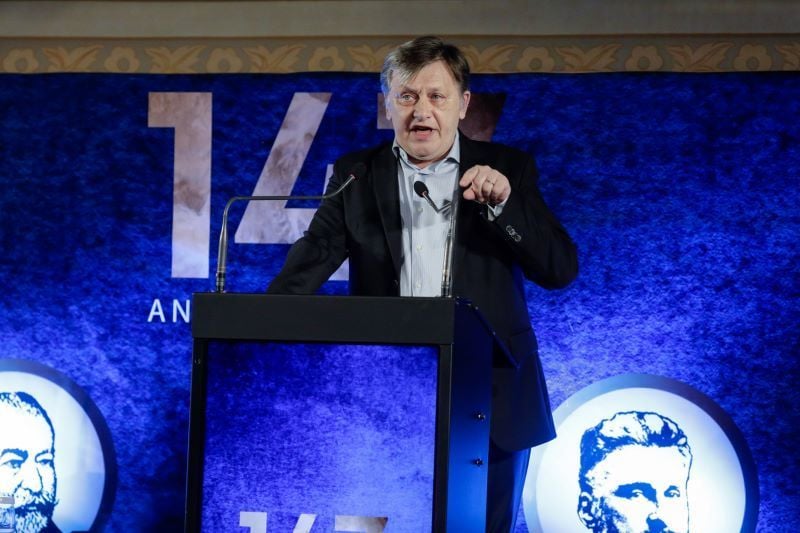 Crin Antonescu se dă re-înflorit