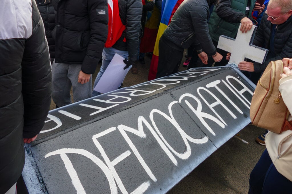 Politrucilor, la loc comanda!