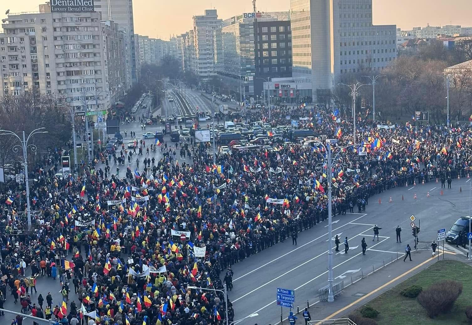(FOTO/VIDEO) Protestul AUR: „Jos Iohannis!”, „Turul doi, înapoi!”