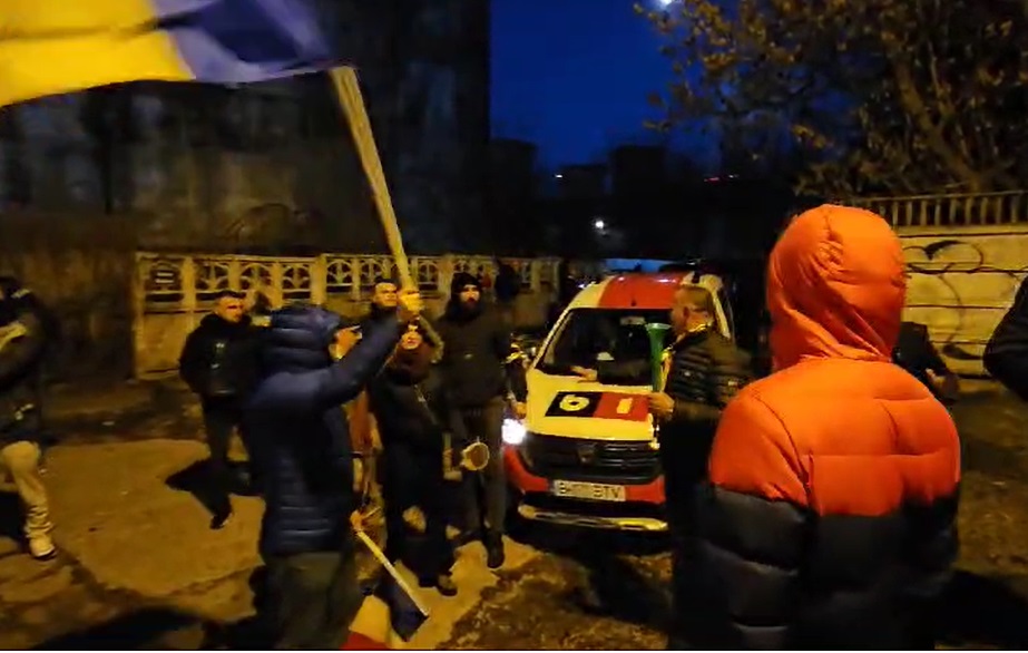 Jurnalist agresat de protestatari