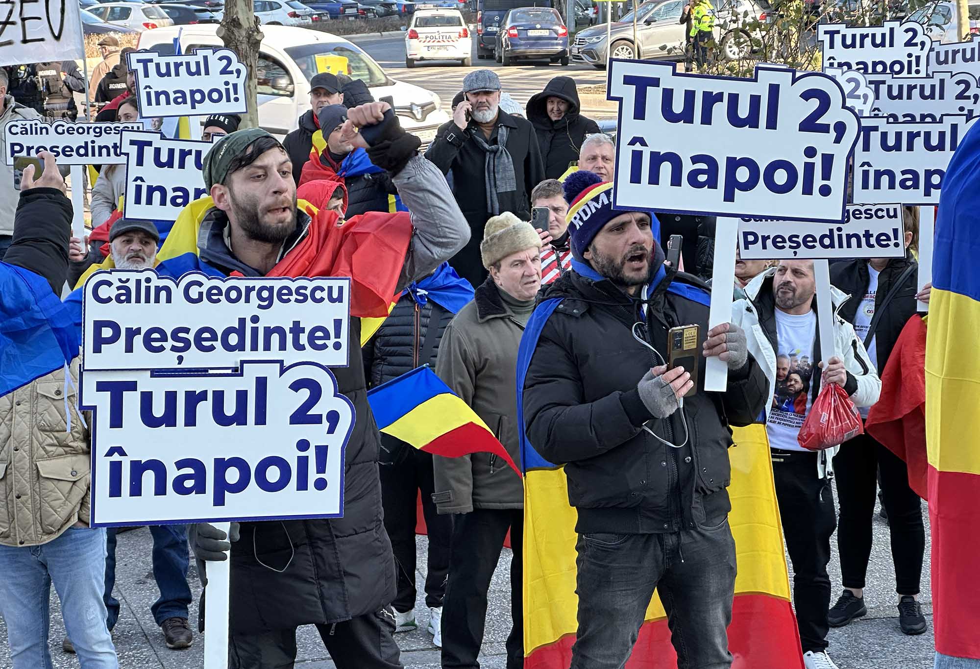 Protest al susținătorilor lui Georgescu la instanța supremă:  ”Noi nu suntem pleava, Iohannis la Jilava!”