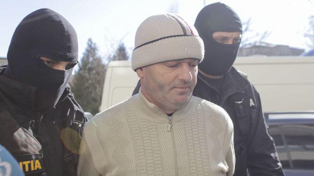 Polițistul pedofil, care abuza copii în lift, găsit mort în celulă