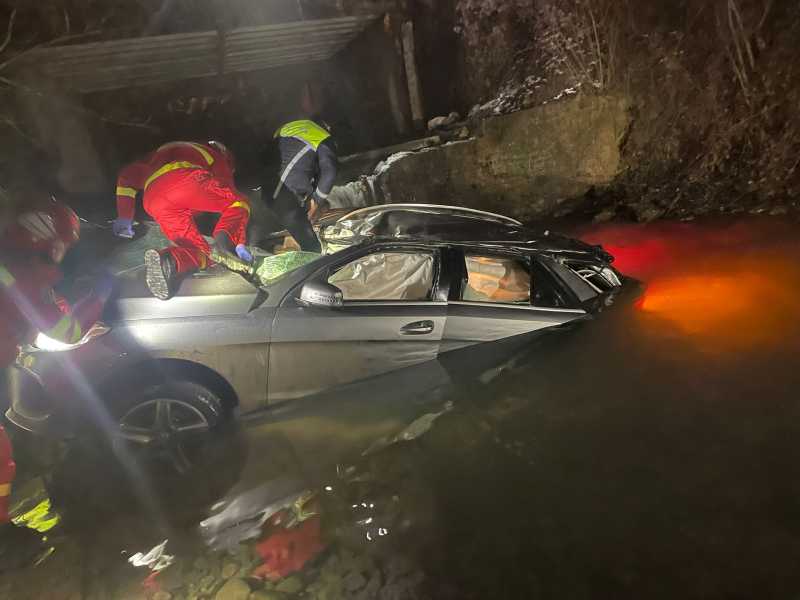 Șocant. O mașină s-a răsturnat într-o vale adâncă de 3 metri