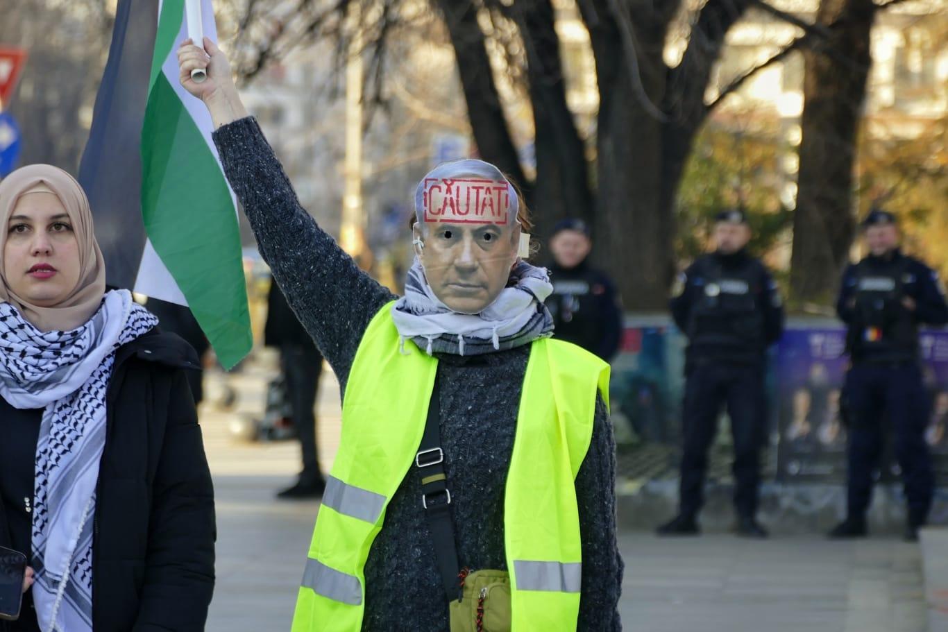 (Fotoreportaj) Protest simultan contra exploatării gazelor din Marea Neagră și pro Palestina