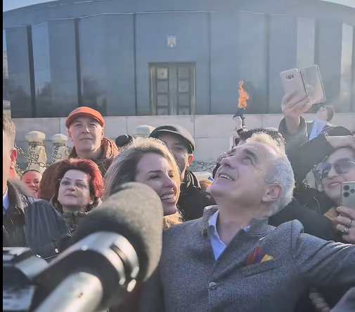 La ce se uita pe cer Georgescu?