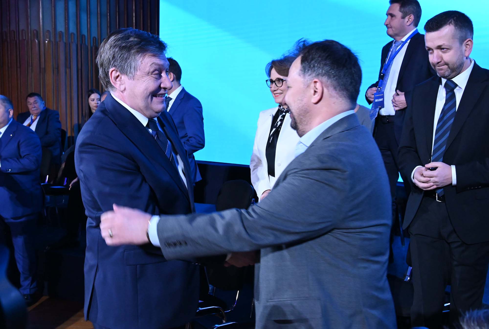 Candidatura lui Antonescu, validată în Consiliul Național al PNL