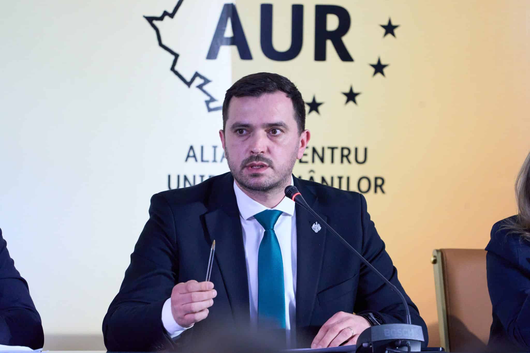 „Iohannis continuă să se agațe de putere“